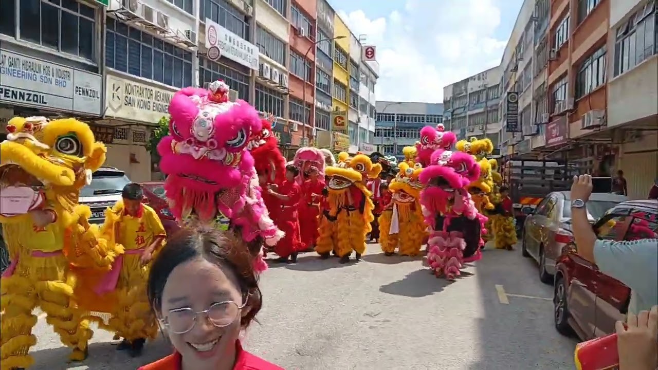 马到功成=百狮迎马年