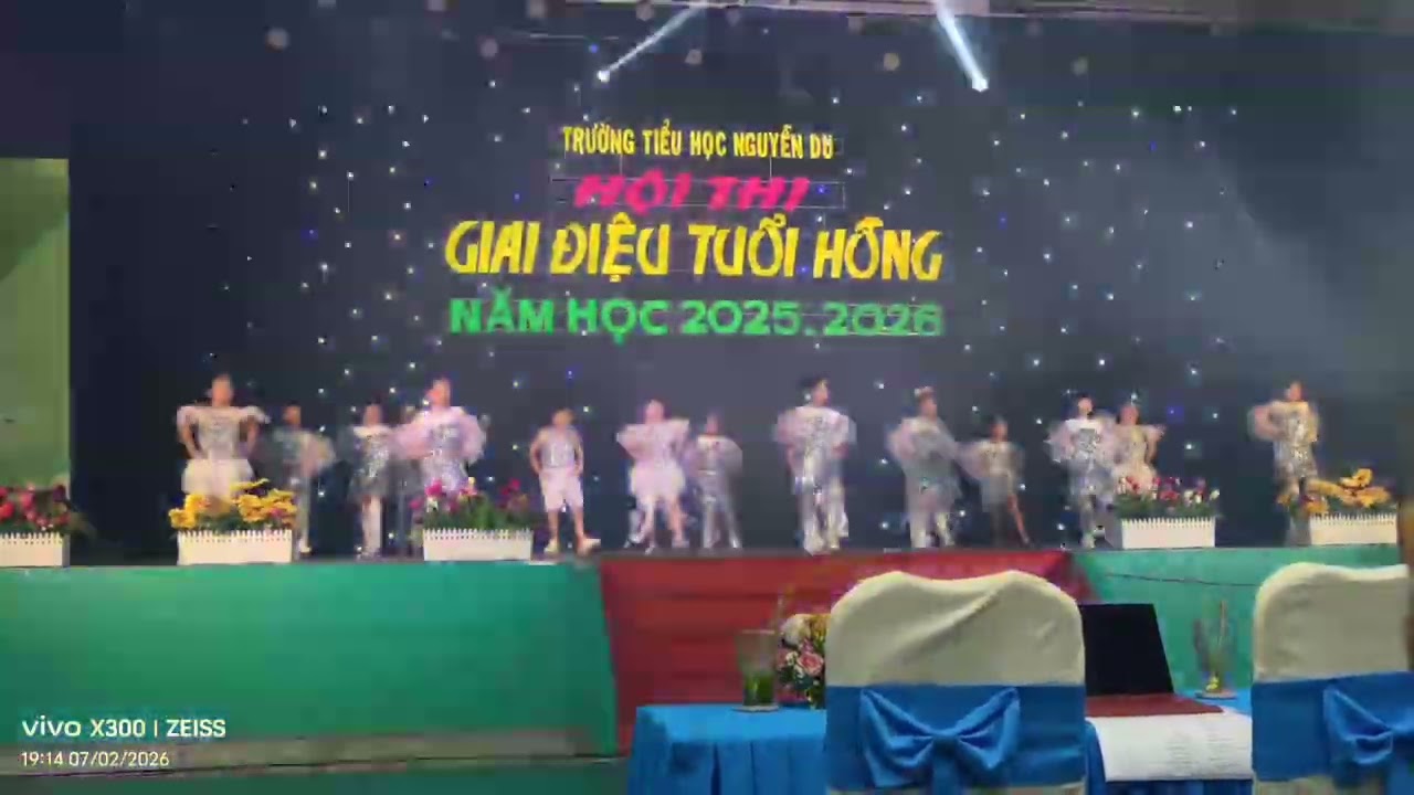 Lần đầu trên sân khấu của Nhi nhõng nhẽo.