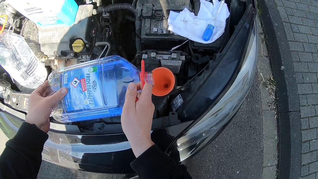 PKW Scheibenwaschanlage befüllen Scheibenwischer Frostschutz prüfen Wischwasser füllen Opel Corsa E