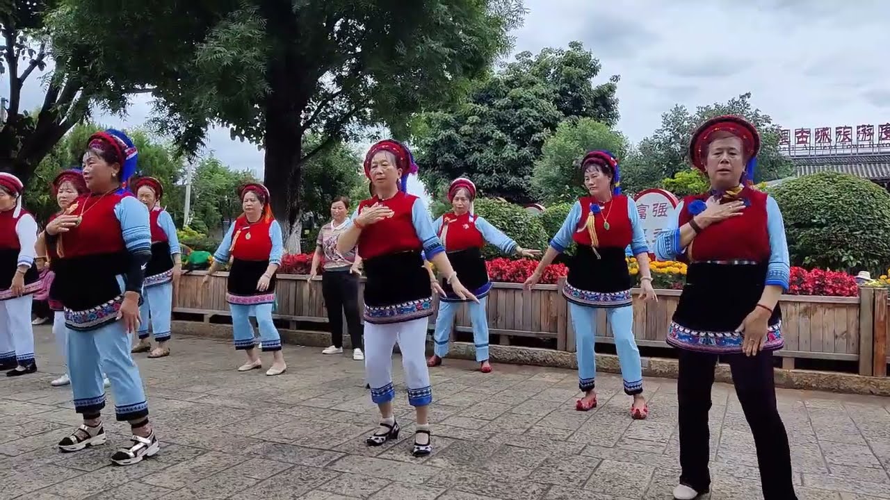 大理古城庙会，附近村子里的爷爷奶奶们都盛装出席，舞团们纷纷登场