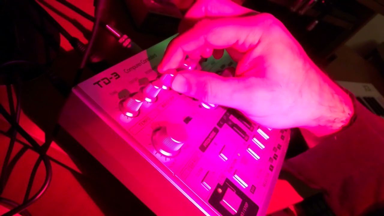 The Party with Behringer TD3SR AcidBass Analog synth and Cakewalk SPS25 | Superteclados.com