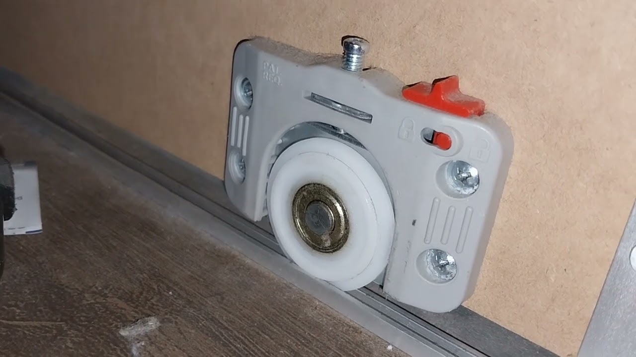 Porta do guarda roupa saindo do trilho - Porta de rodinhas saindo - Guarda roupa com porta saindo