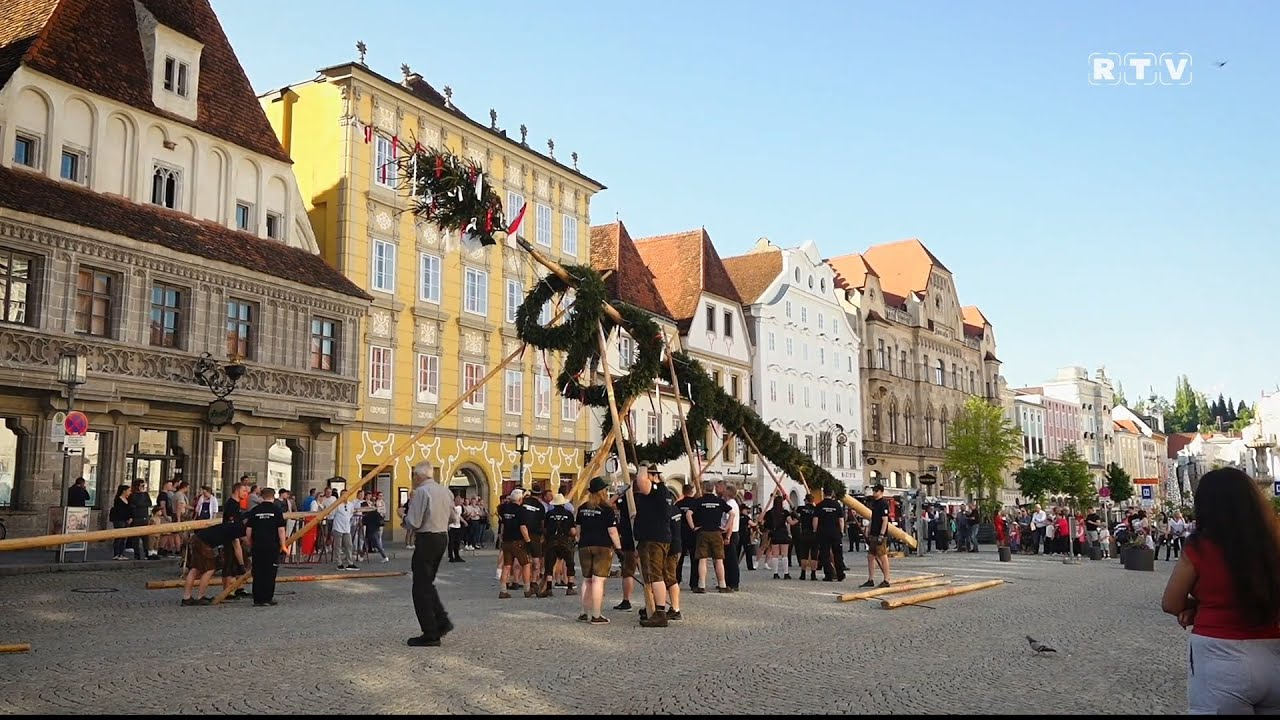 Maibaumaufstellen 2025 auf dem Steyrer Stadtplatz