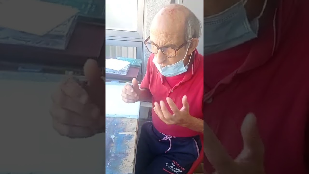 dimostrazione su come si staccano i francobolli