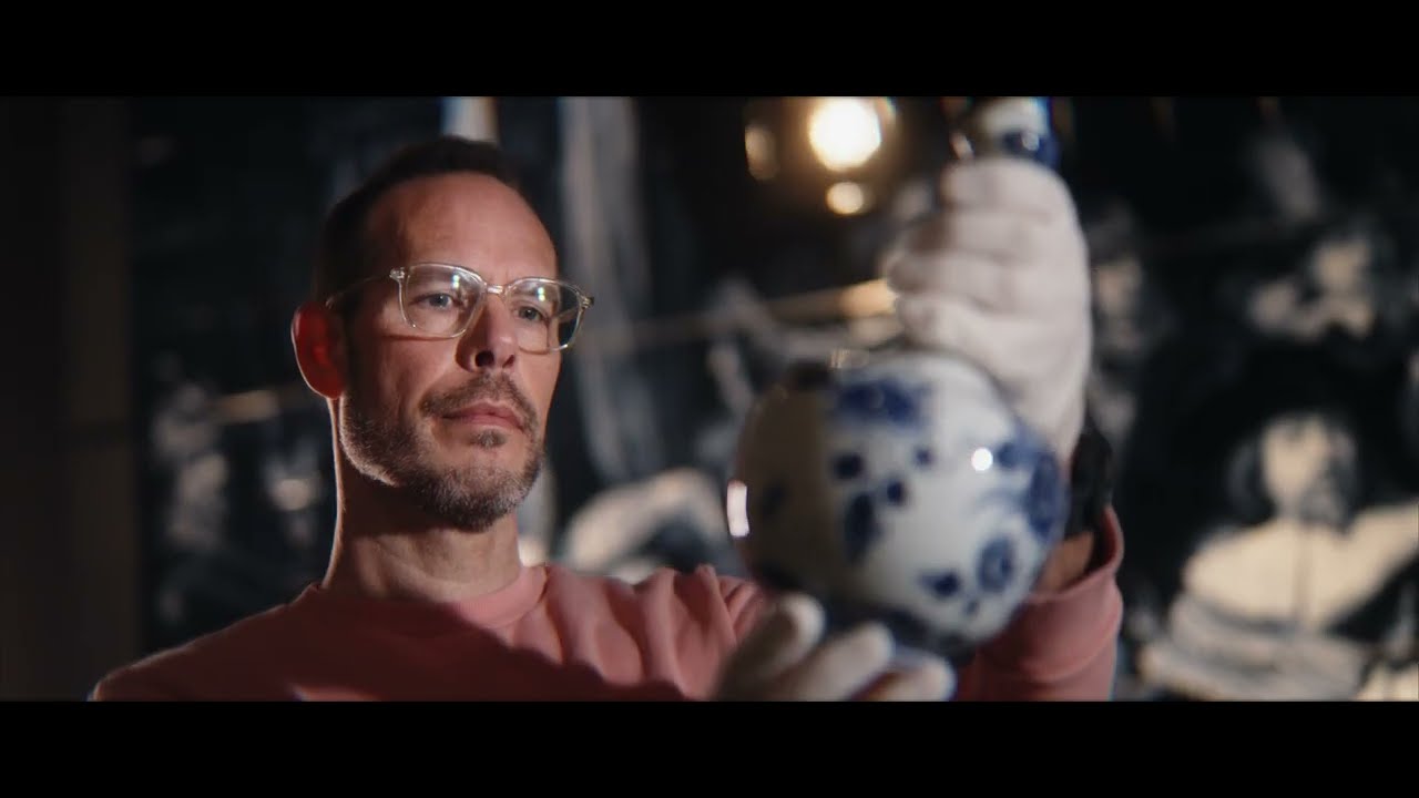 Royal Delft Museum | The making of the exhibition 'Flowers in Blue, through the lens of Bas Meeuws'