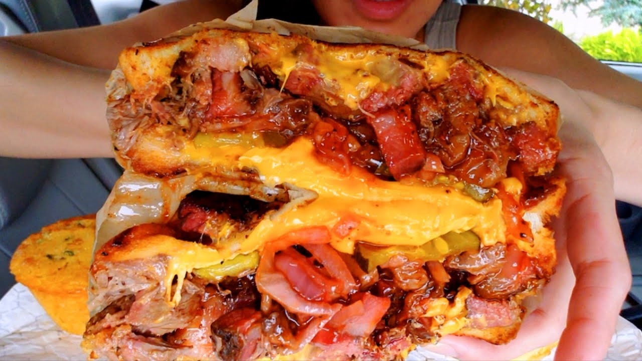 ASMR EATING CHEESY BRISKET SANDWICH MAC AND CHEESE CAR MUKBANG REAL Sound 먹방 TWILIGHT SHOW