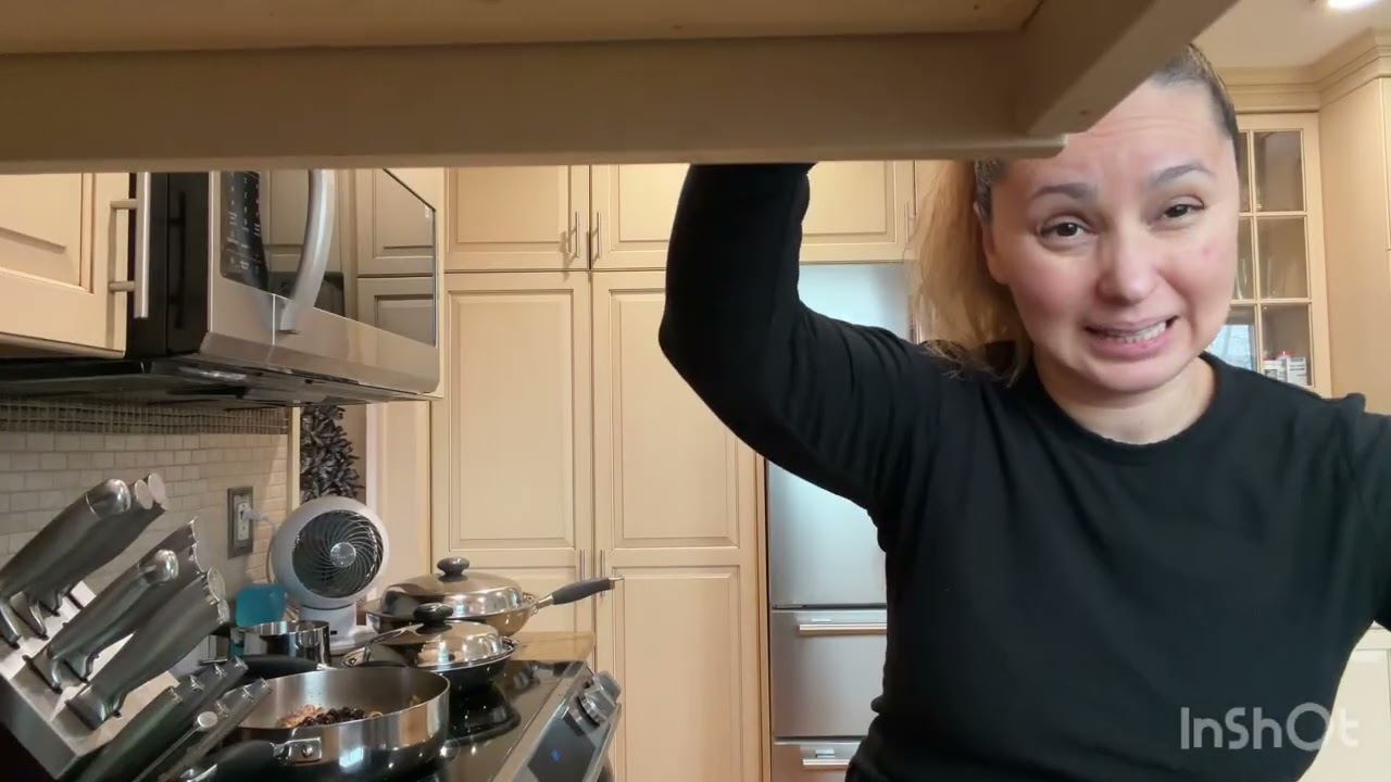 Yuri preparando pollo con champiñones y espárragos 