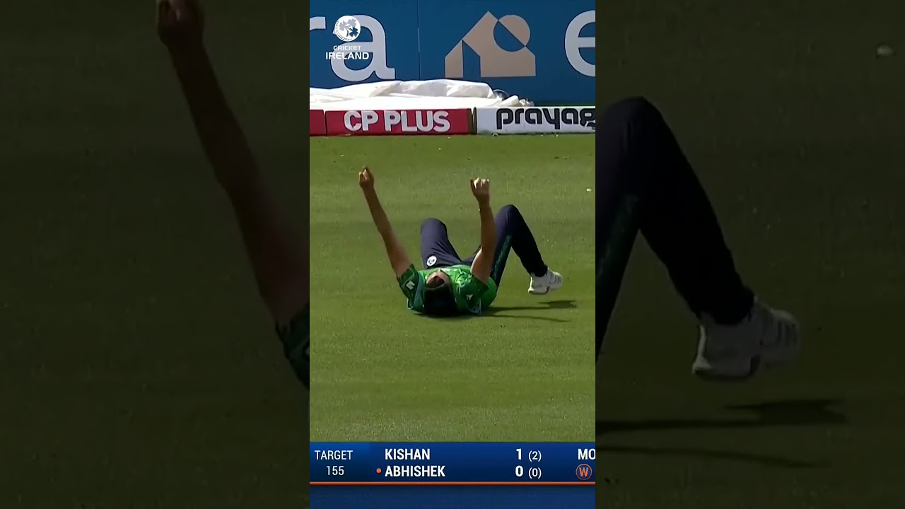 Jai gets the wicket... Hollard does the rest! 🤩