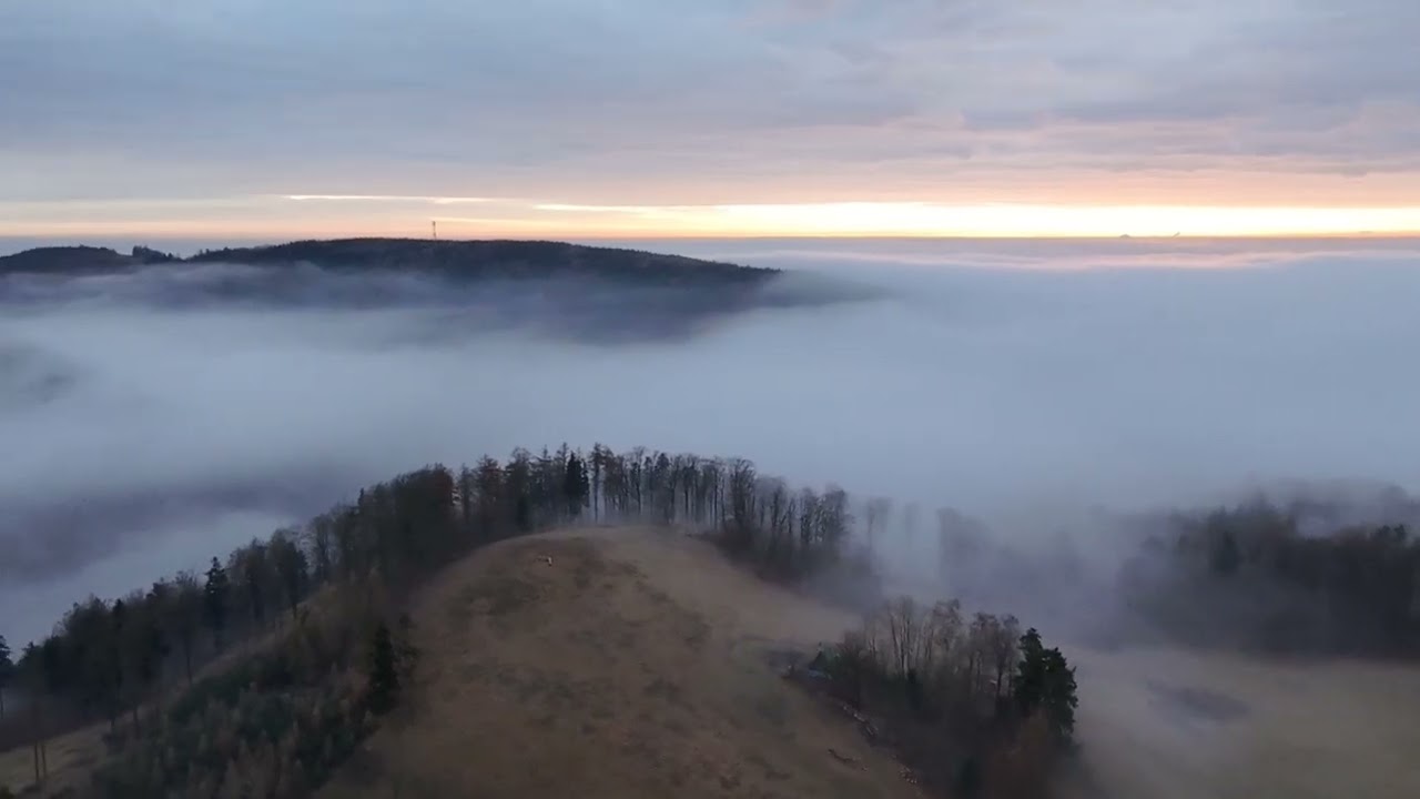 DJI Neo nad mlhou při západu slunce