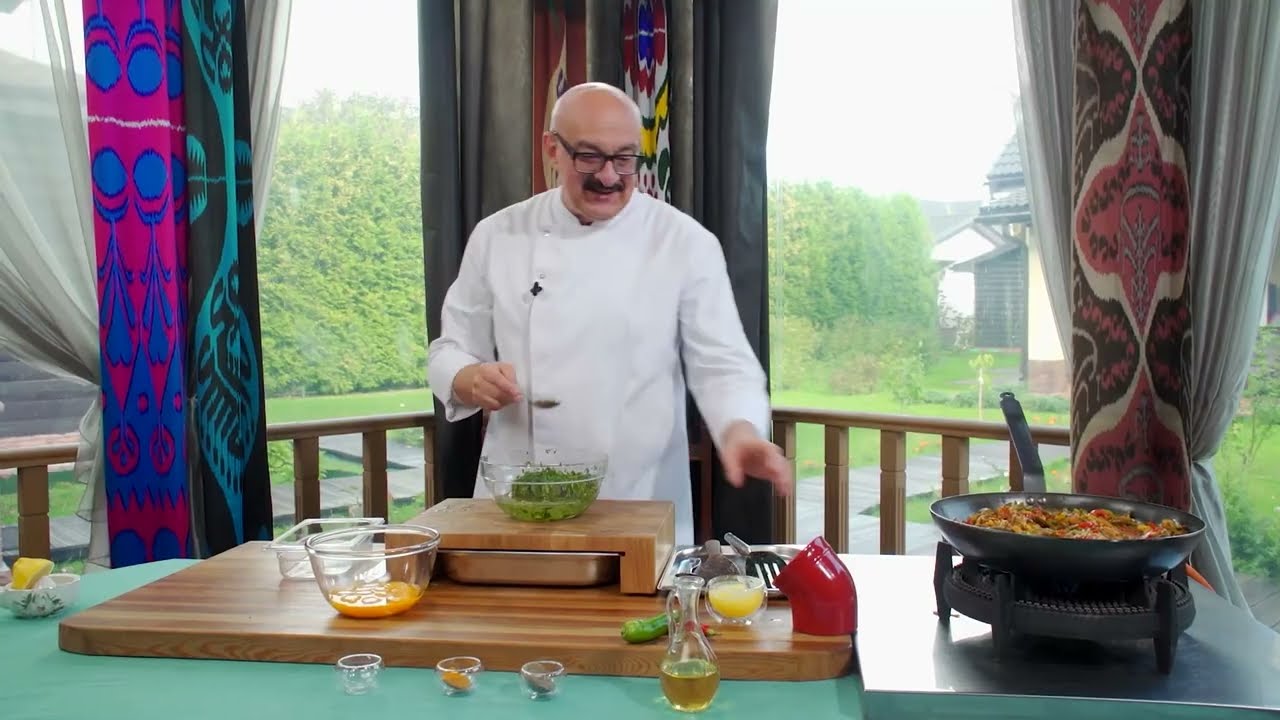 Яишница с фасолю, помидорами и луком