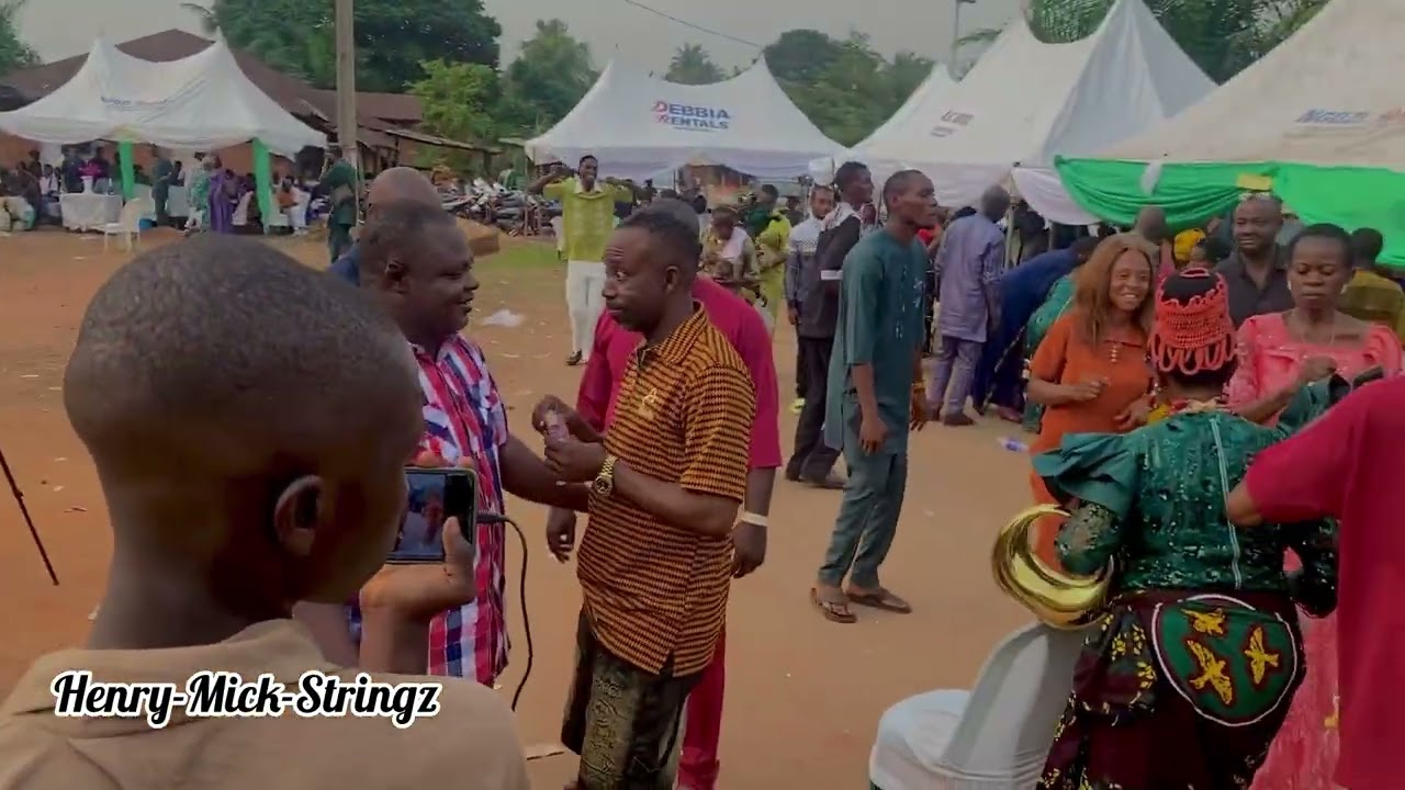 De great Onyelelue performing Ika highlife music live at Owa oyibu