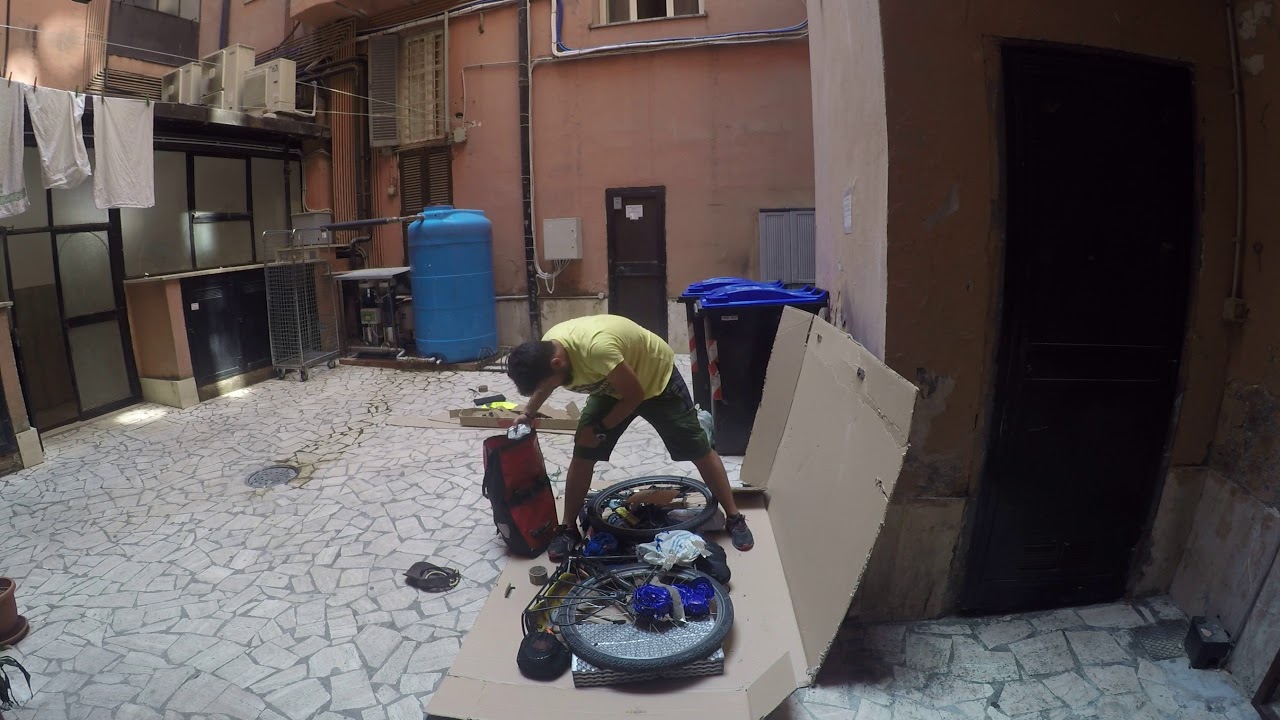 Timelapse embalar bicicleta en caja para llevar en avi&oacute;n