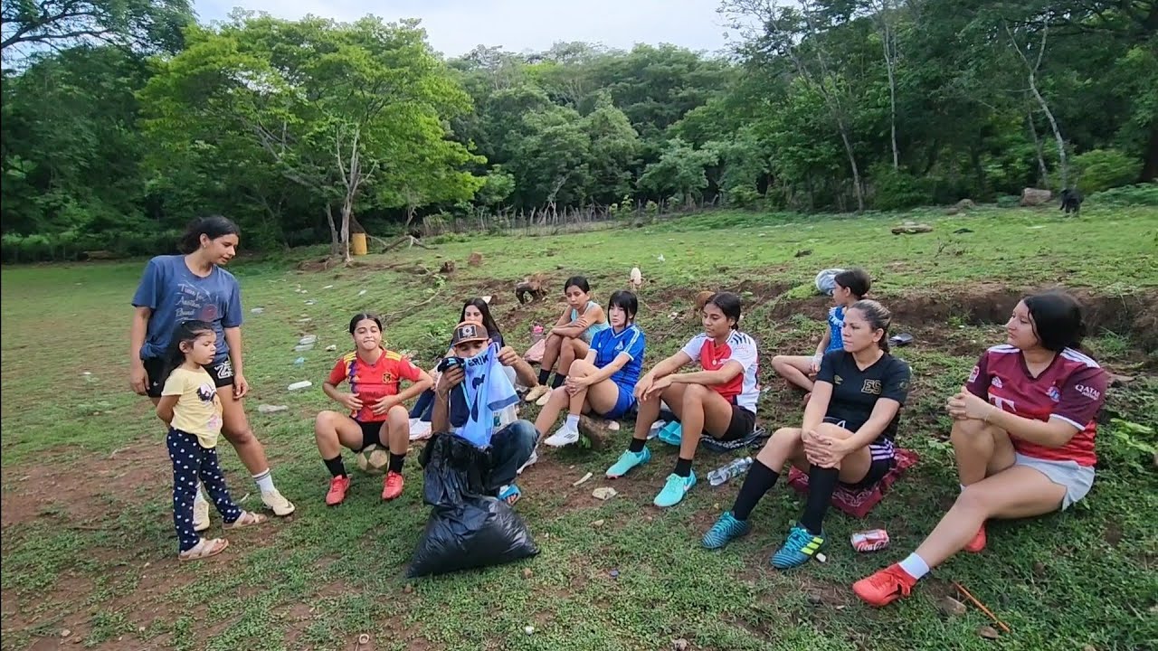 Regalando un uniforme nuevo al equipo femenino y así reaccionan ellas 😍😱🙏