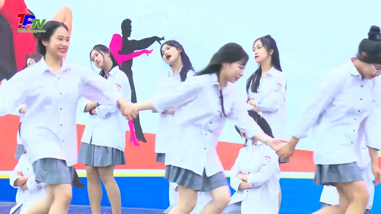 Phần thi dân vũ của trường THPT Khánh Hòa