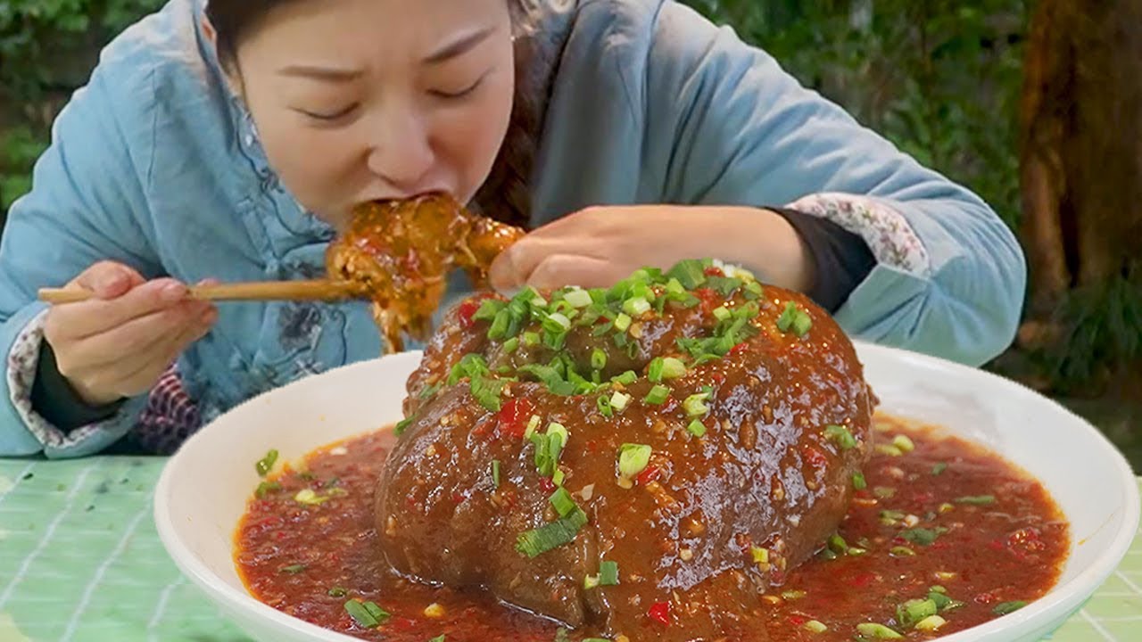 天氣降溫，小雨做東坡肘子補充能量，一整隻抱著啃，太過癮了！ 【市民朱小雨】