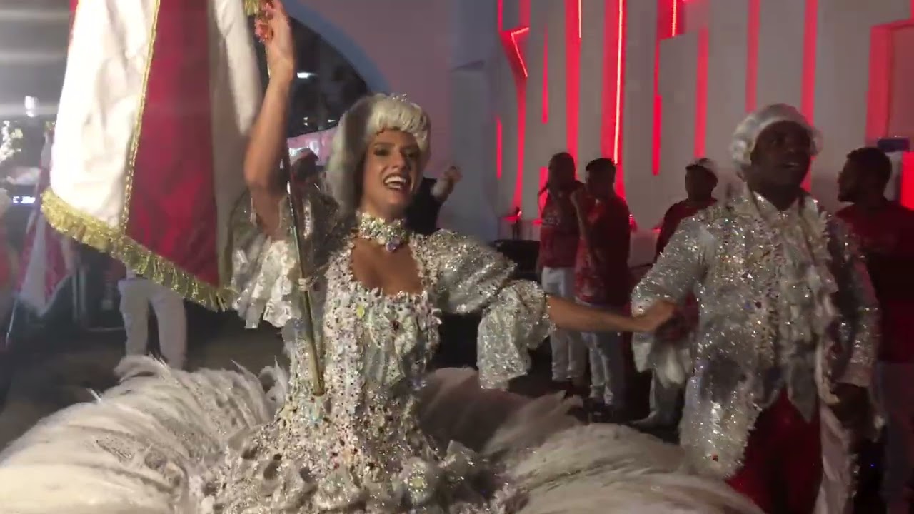 Casal do Salgueiro dança com o samba de 1972 do Salgueiro