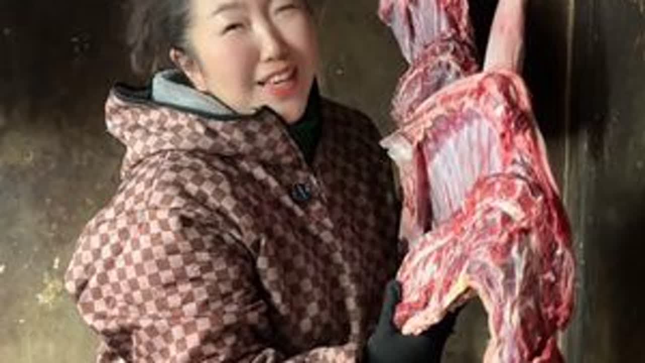 本地的小山羊回来了，自己腌盐上炕#三农#跑山羊#年货#神农架