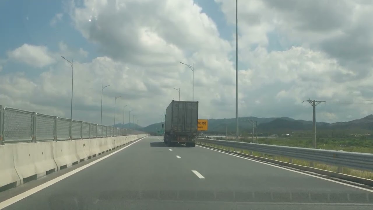 Lang thang trên cao  tốc Miền Trung