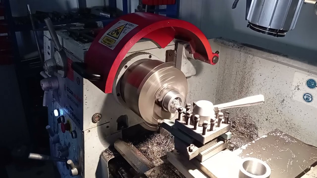Tokarka 410x1000. Wytaczanie gniazda pod łożysko.