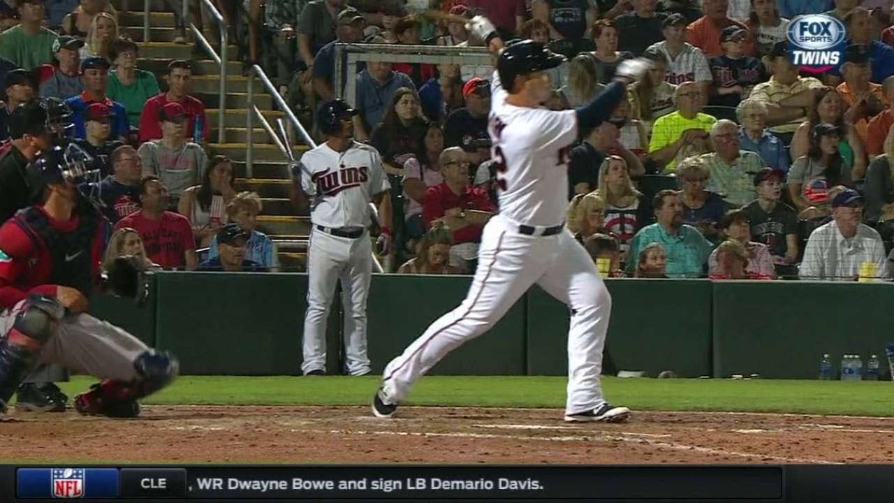 BOS@MIN: Park rips a double to left to score two