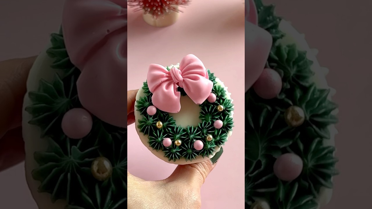 Christmas wreath cupcake beginner friendly🎄 #cupcakeideas #christmas #christmaswreath #buttercream