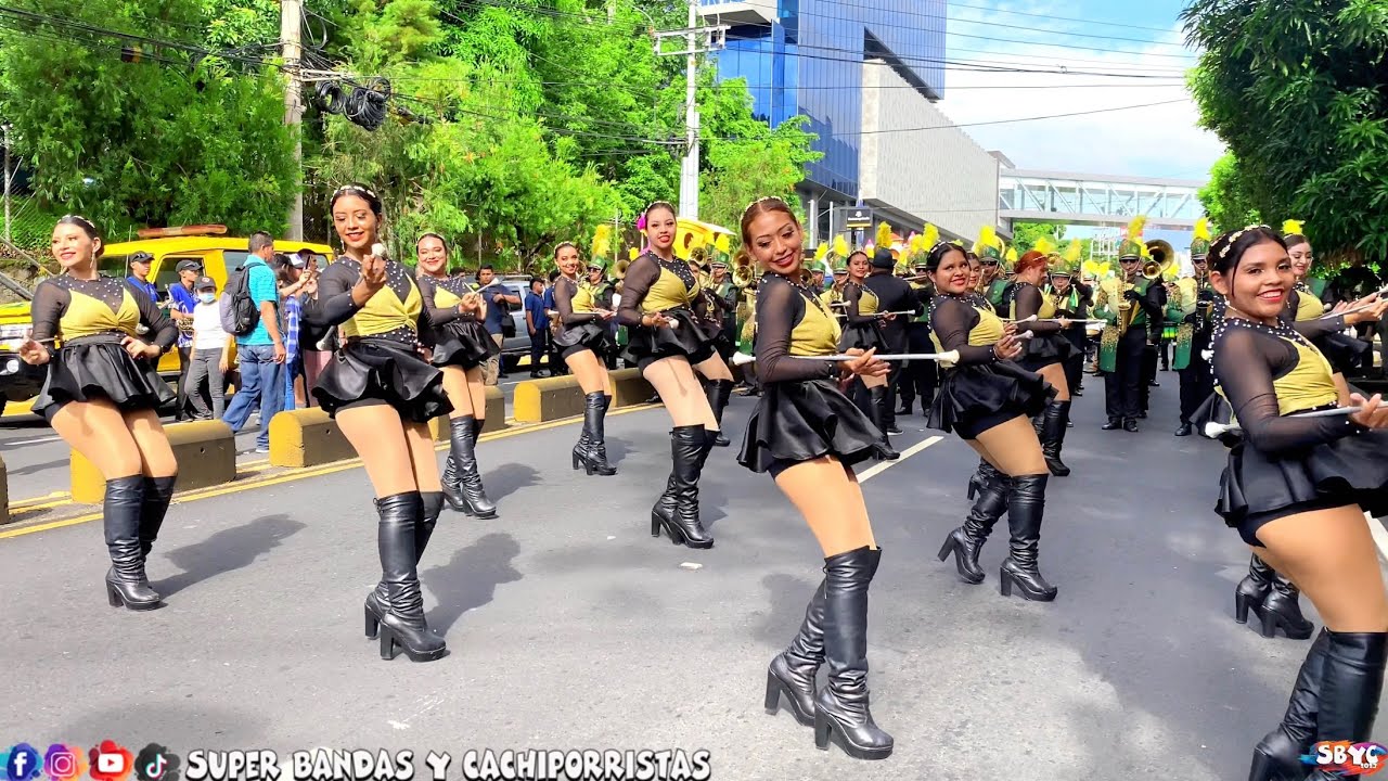 Cocodrilos Marching Band en Desfile de Correo San Salvador.