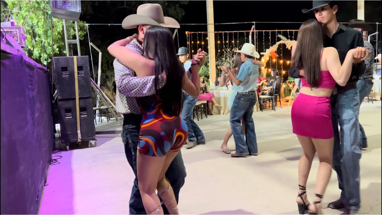 Puro pasito satevo con los vendavales bailando las parejitas de Cienega de Loya