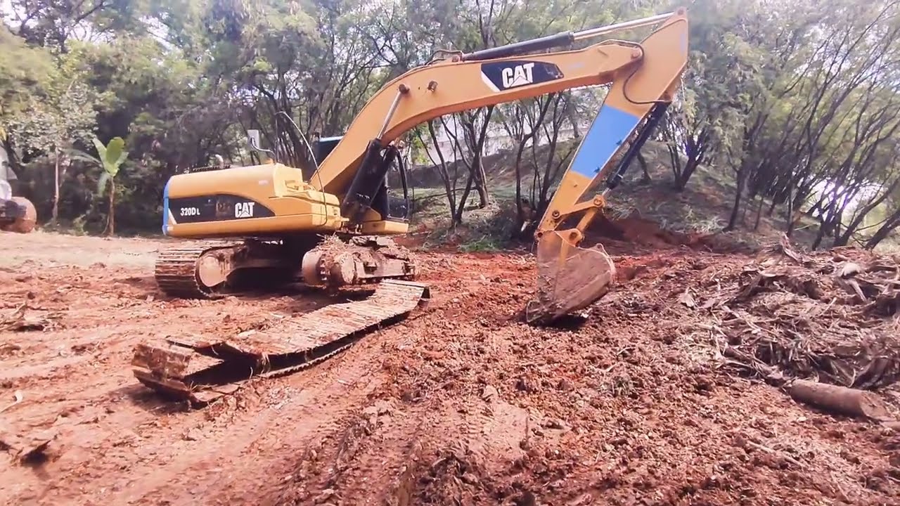 Cat-320 colocando esteira.