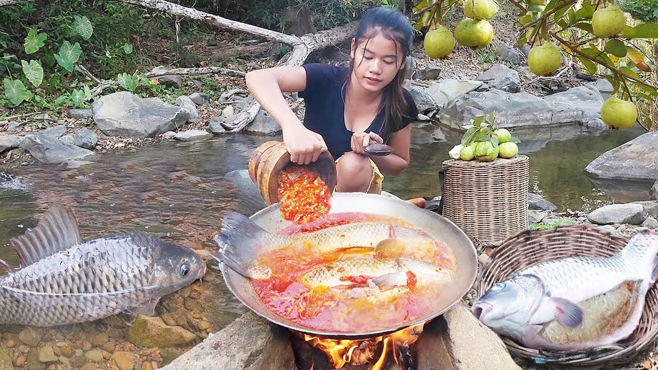 Two big fish curry delicious for dinner with my brother - Survival cooking in jungle
