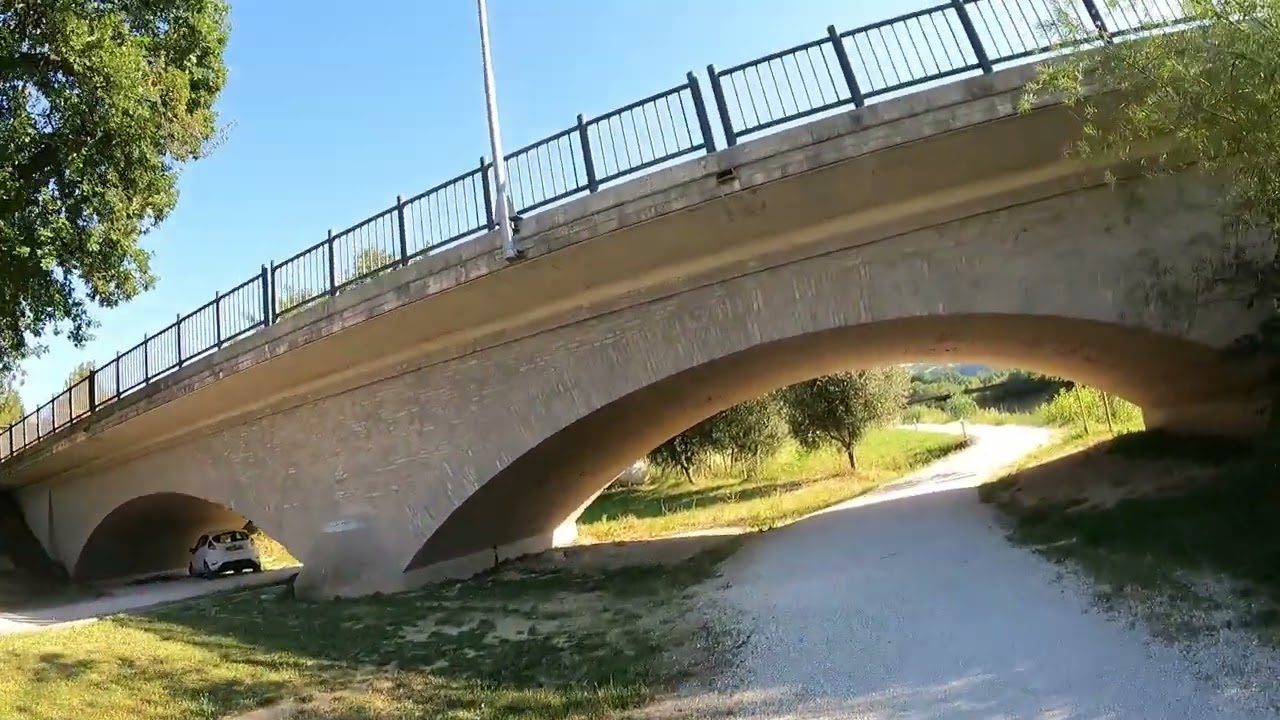 Camminamento lungofiume Esino a Rosora