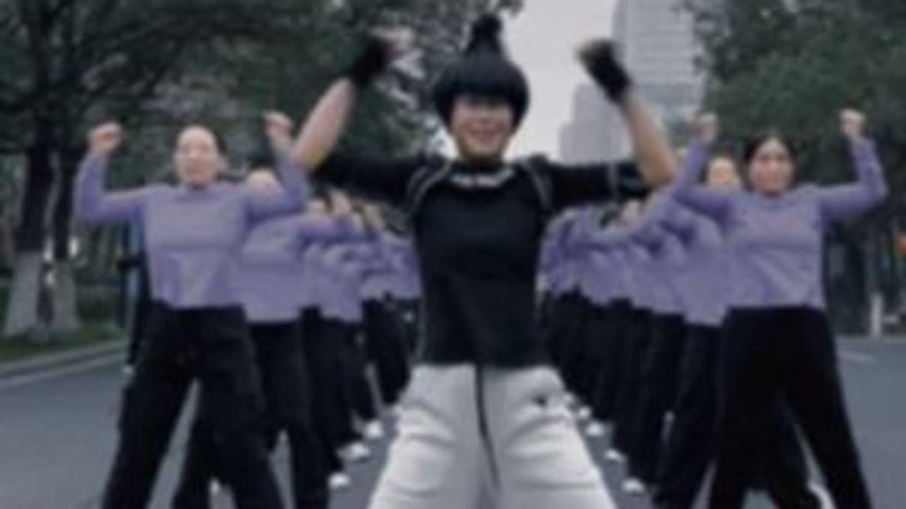 #小村烟火 别问为什么画面模糊，问我就是故意的，烟火气太大了😂😂😂#乖乖原创健身操