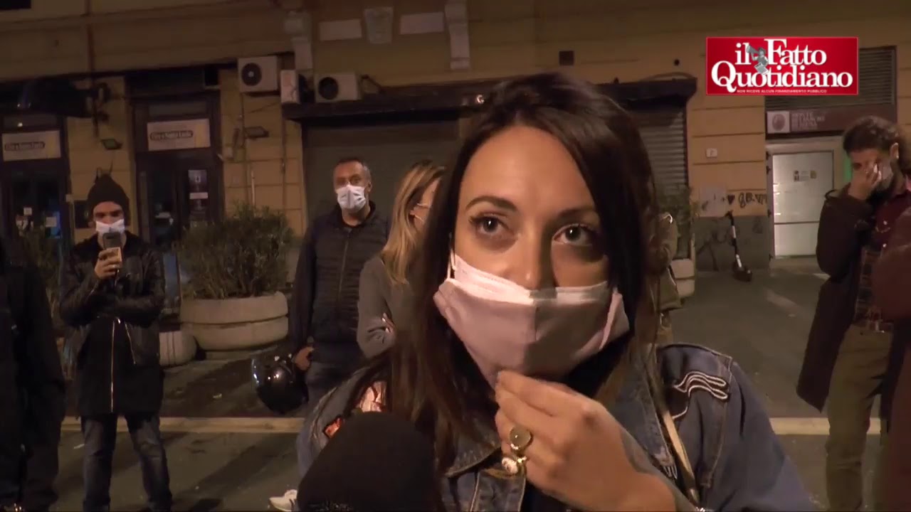 Napoli, la protesta di titolari di bar alla vigilia del coprifuoco: 