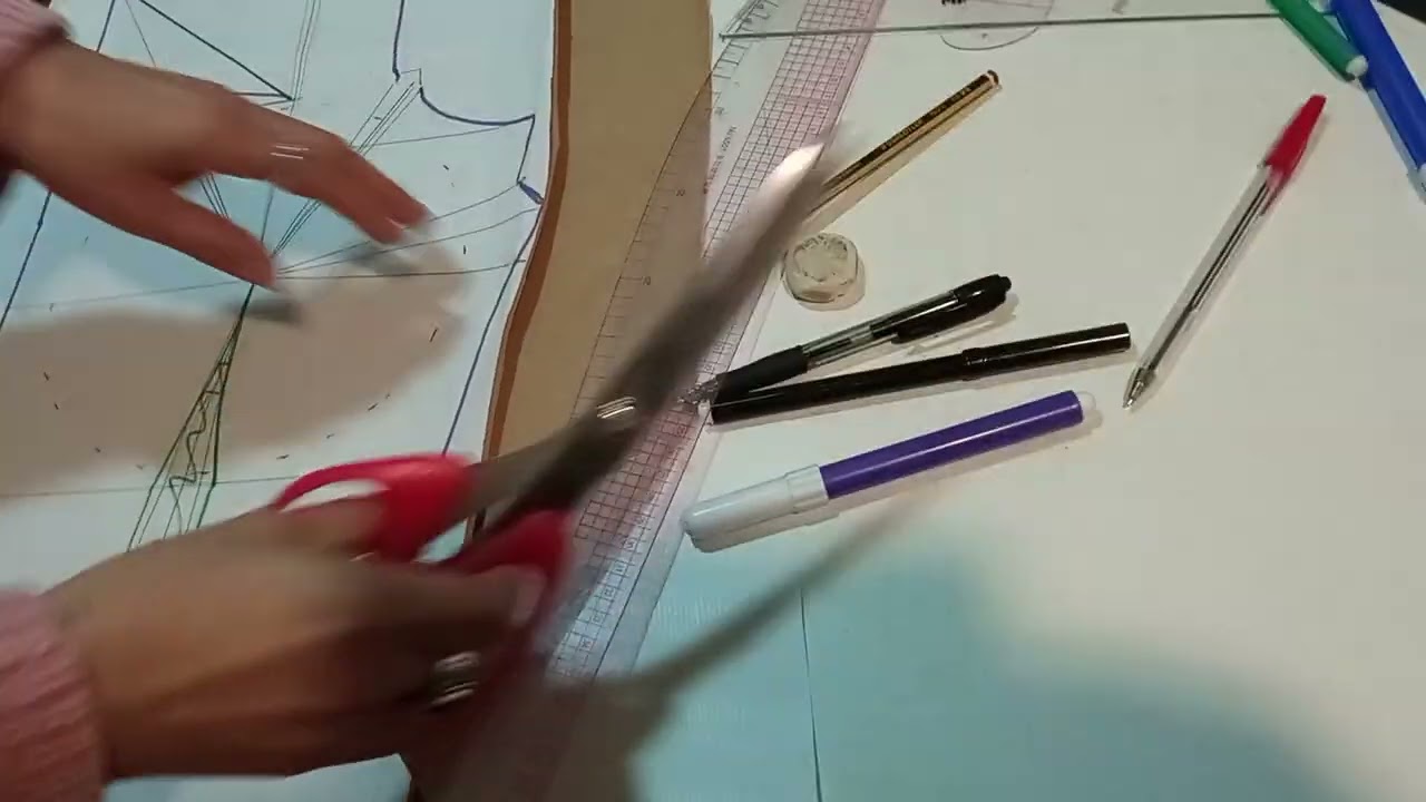 Modificación camisa de mujer con escote en forma de corazón y con su cuello.