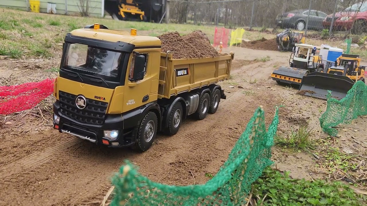 New huina 1536 8x4 dump truck hauling dirt.