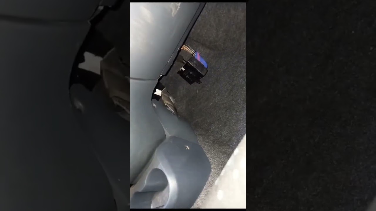Novo uno 2015 limpador de parabrisa ficando ligado mesmo com carro desligado.