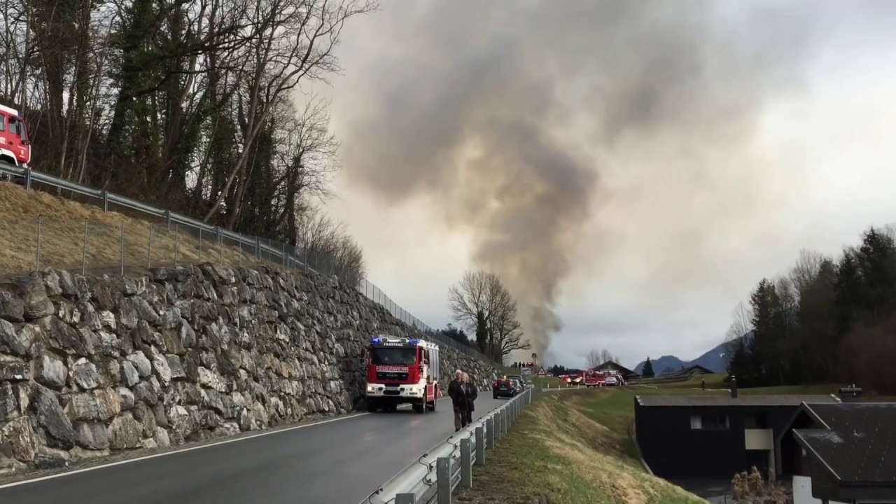 Feuerwehr im Gro&szlig;einsatz: Stall in Satteins in Vollbrand