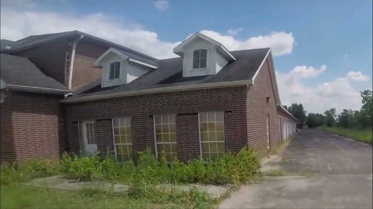 Abandoned Mansion In Houston. Explore Abandoned Mansions. Abandoned Buildings. Abandoned Houses!!