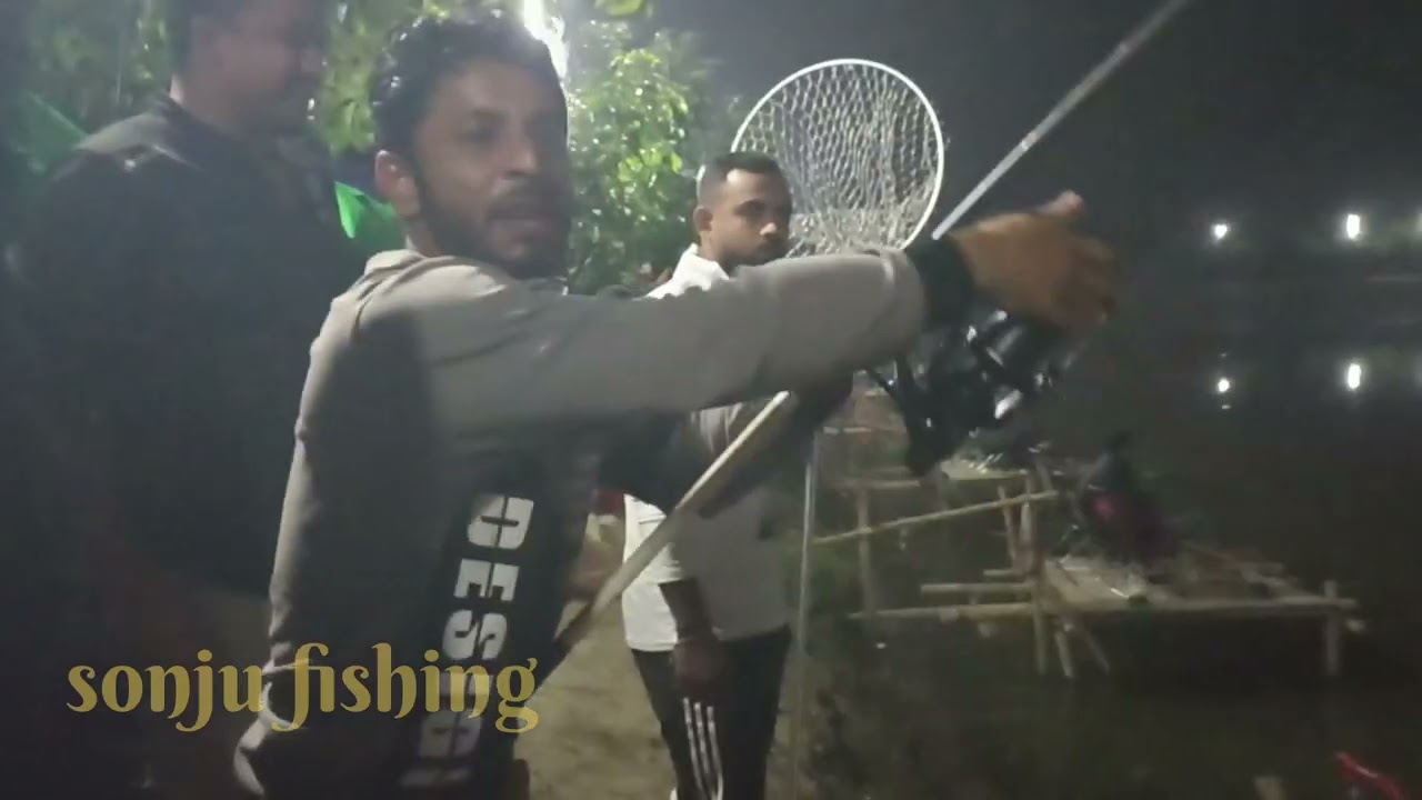নওগাঁর অভিজ্ঞ শিকারীদের একের পর এক মাছ শিকার 