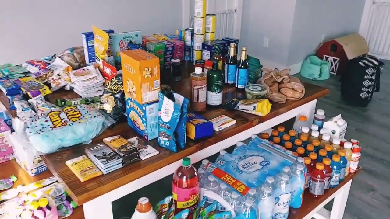 СЕМЬЯ ИЗ 8 ЧЕЛОВЕК: продовольственная кладовая/банк продуктов питания