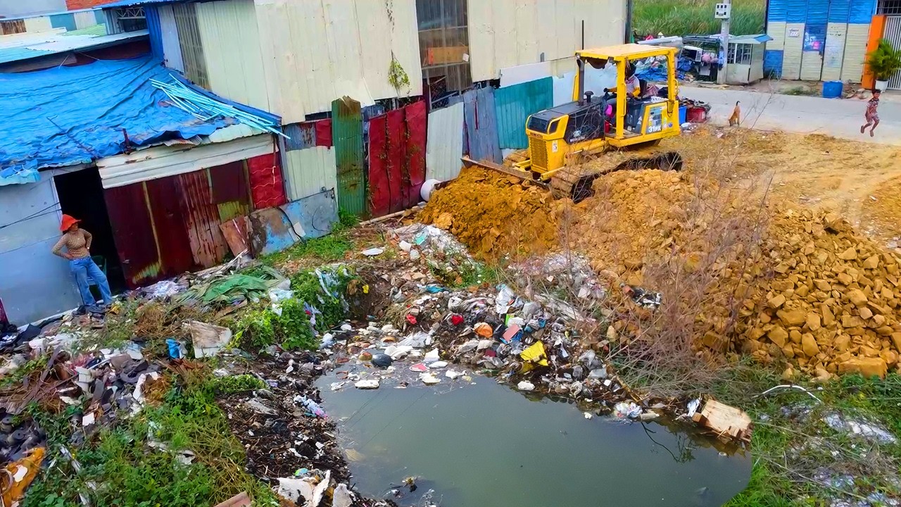 Start delete garbage by dozer D31 pushing soil complete 100%