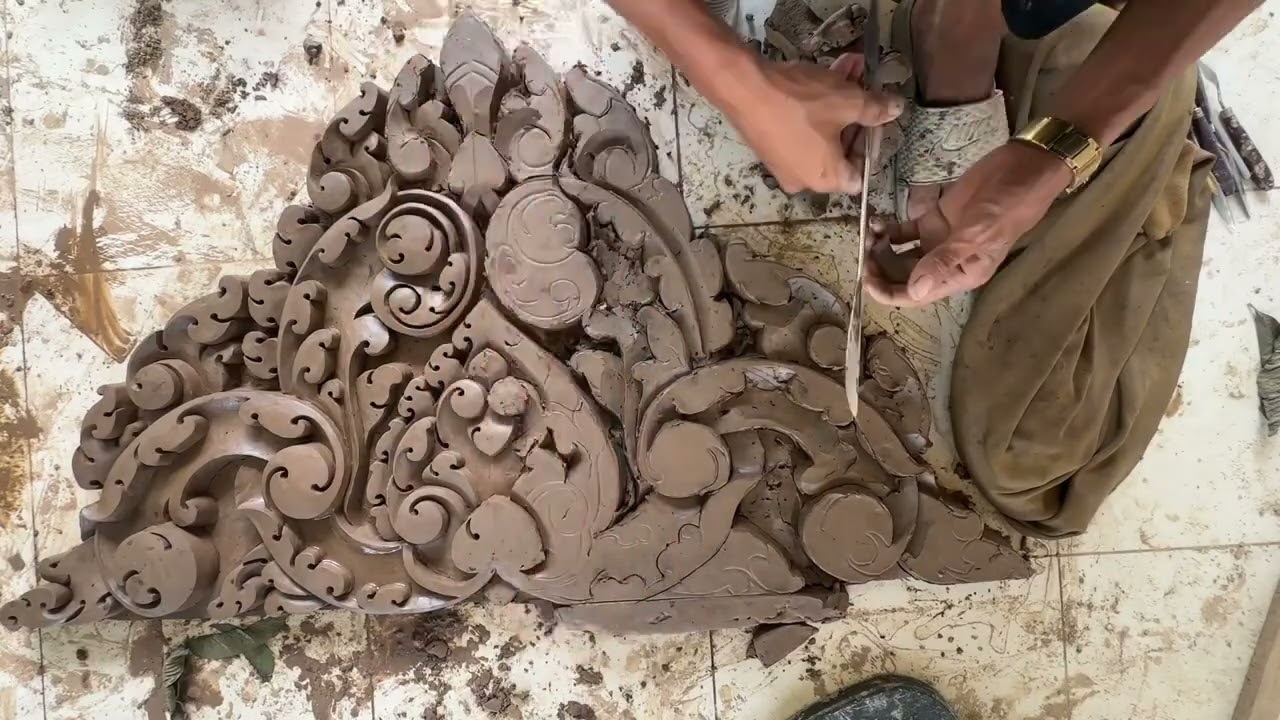 Изучите кхмерскую резьбу по камню в Ангкоре.