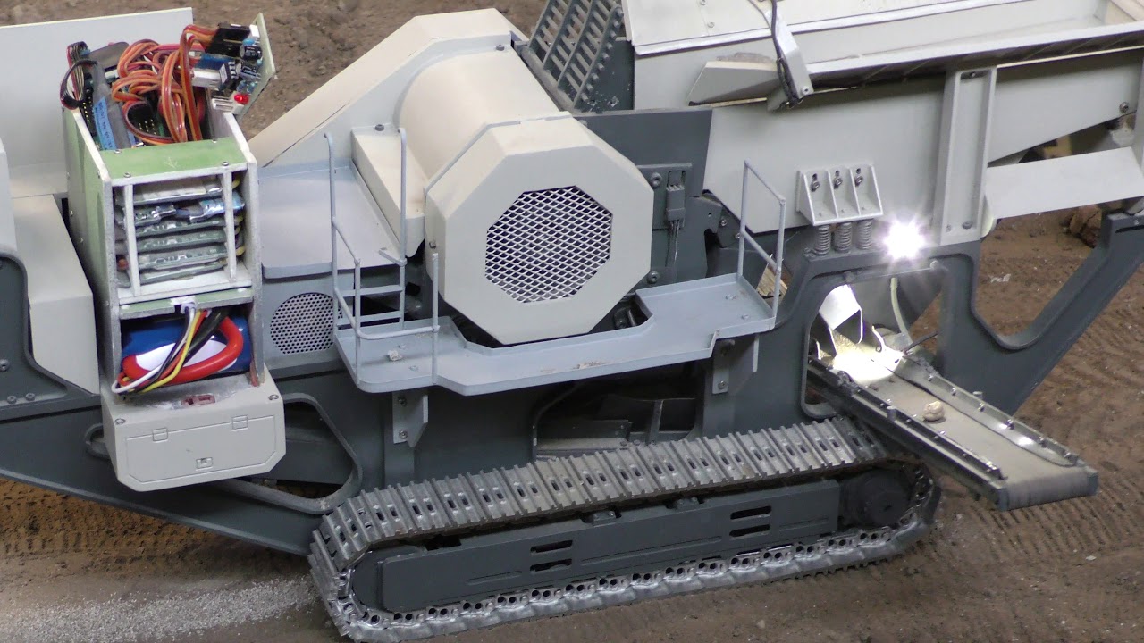 Liebherr 956 fills the stone crusher