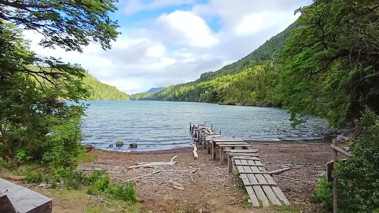 ¿Porqué será? LAGO LAS ROCAS es cálido #chile #landscape #nofilter #patagonia #verano 25 26 GuiaTrek