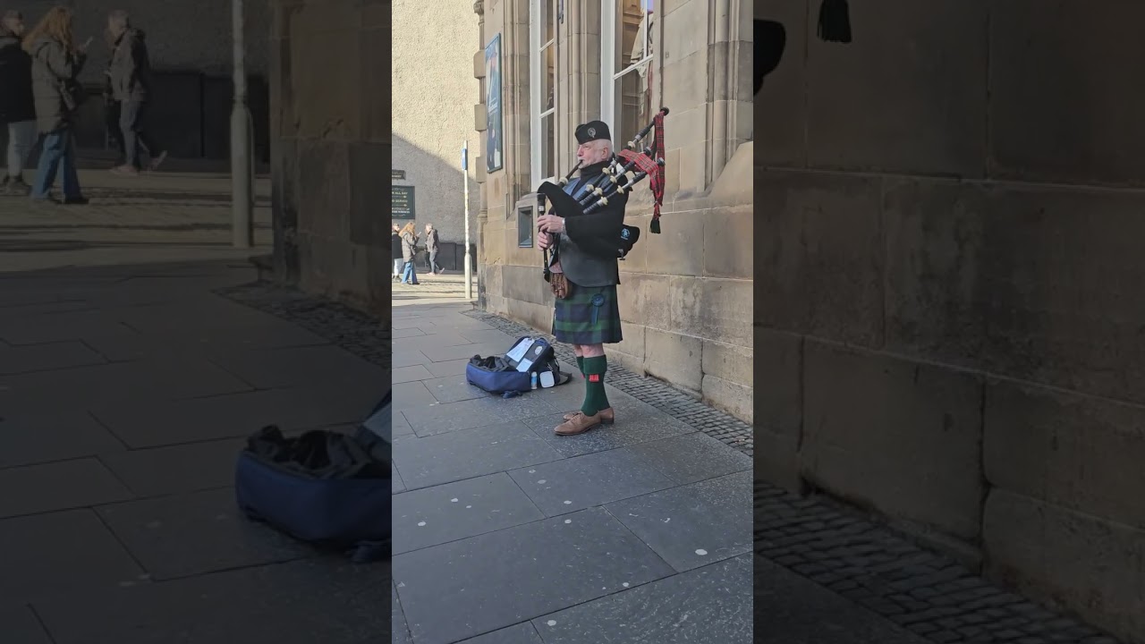 Bagpipes on Royal Mile 