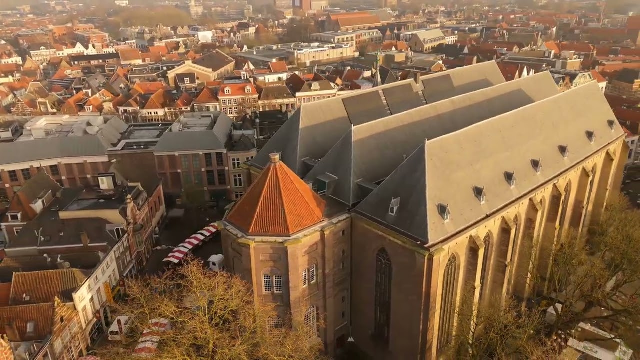 @Zwolle-drone  (Grote Markt /Sint Michaelskerk  ontwijkende duiven.)