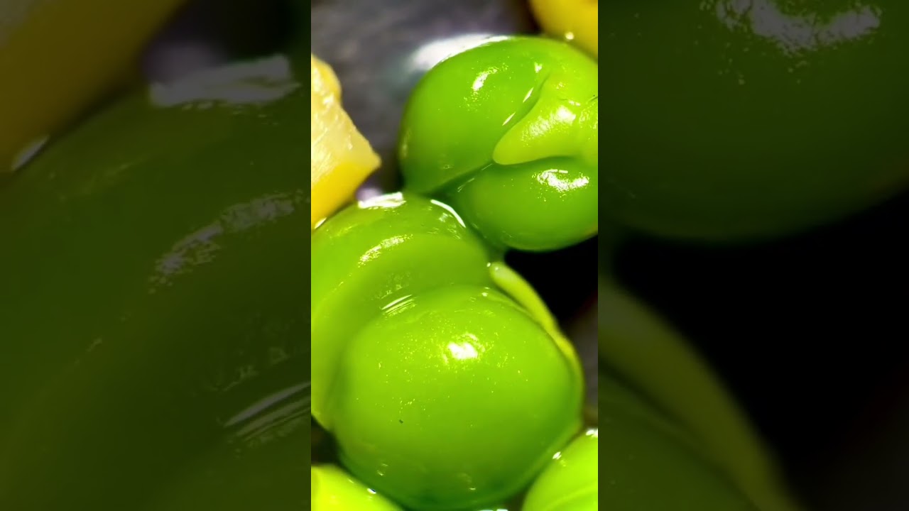 Green Peas GLOW red under UV light?!