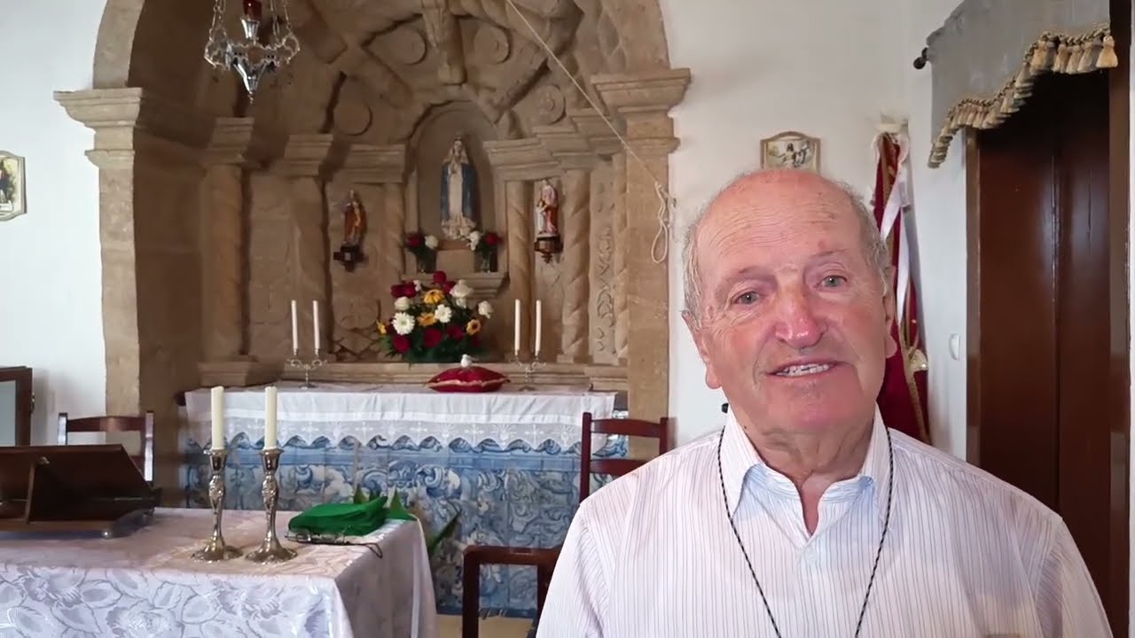 Saída da Missa de Coroação na Ermida de Nossa Senhora da Glória com Padre João Bairos