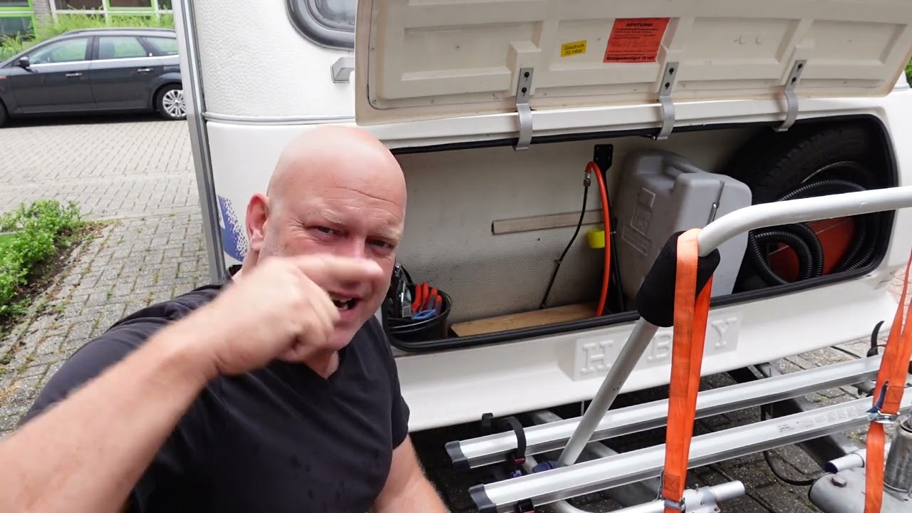 gasaansluiting buitenzijde caravan.