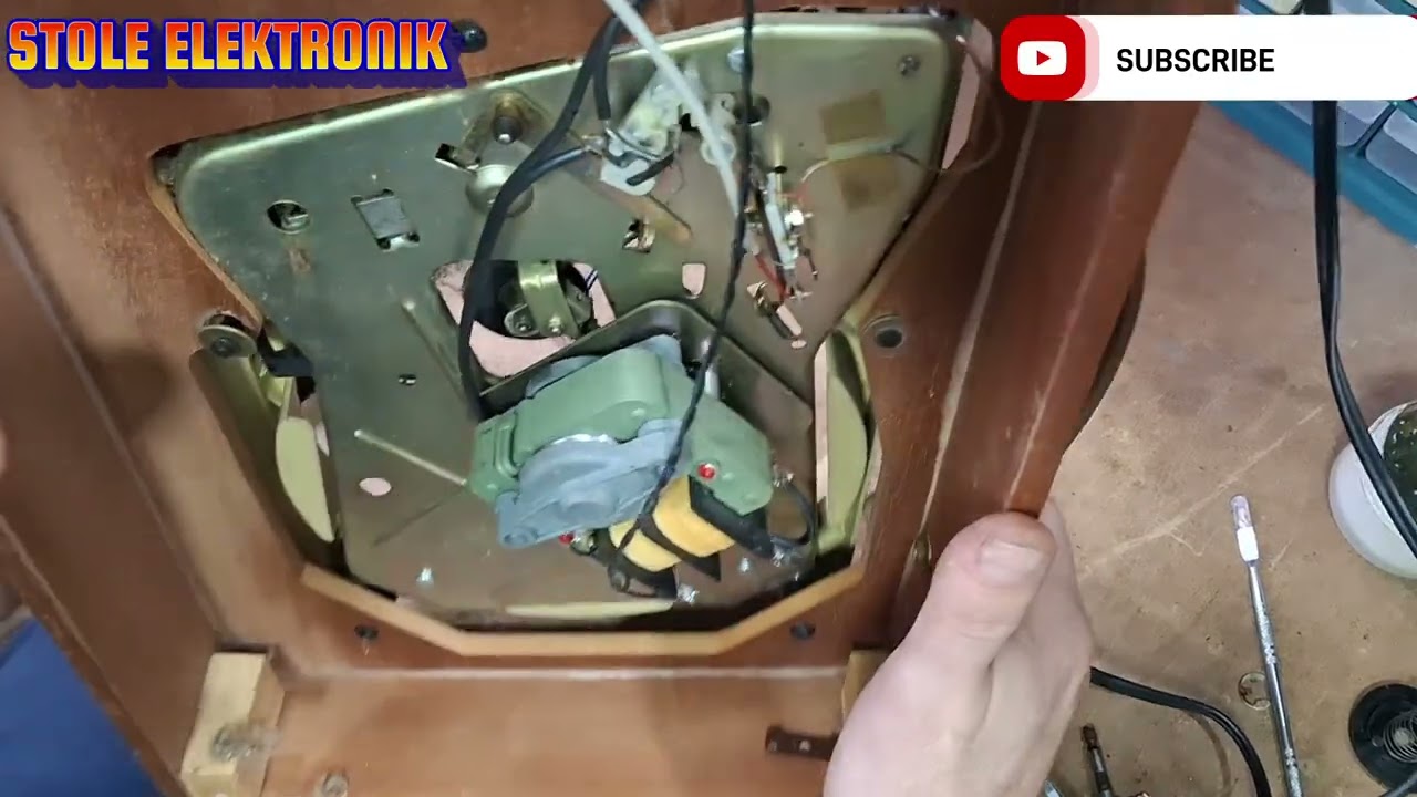 Popravka jednog starog gramofona (na kraju videa operacija ipak uspela👌😉)