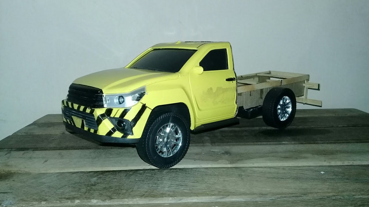 Projeto com miniatura Toyota Hilux 2018